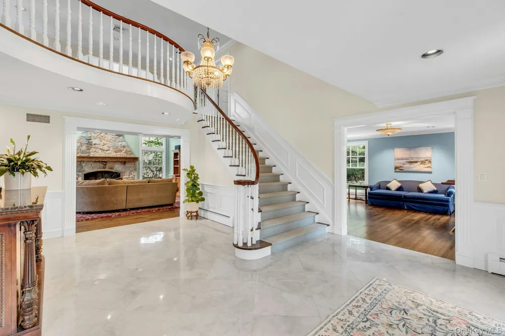 10 Redmond Lane Oyster Bay, NY 11771