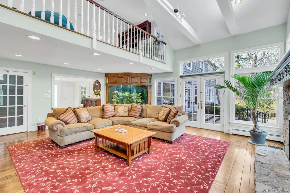 10 Redmond Lane Oyster Bay, NY 11771