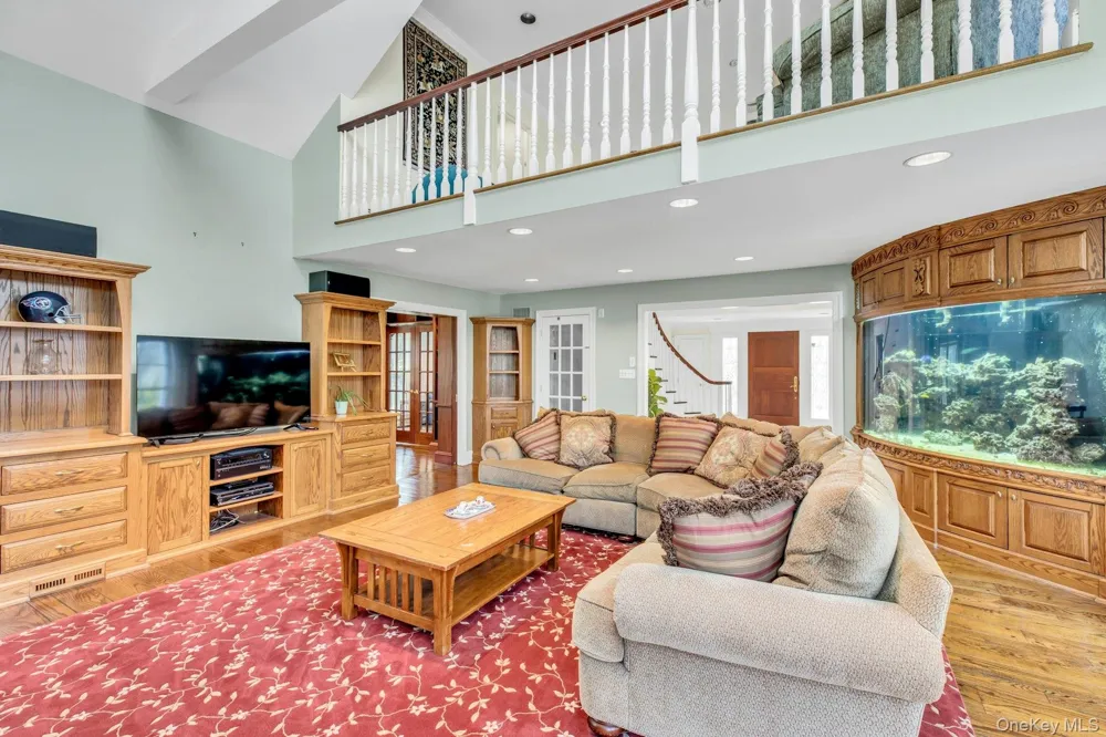 10 Redmond Lane Oyster Bay, NY 11771