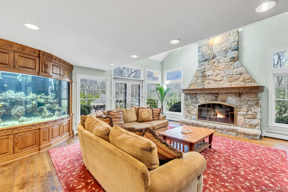 10 Redmond Lane Oyster Bay, NY 11771