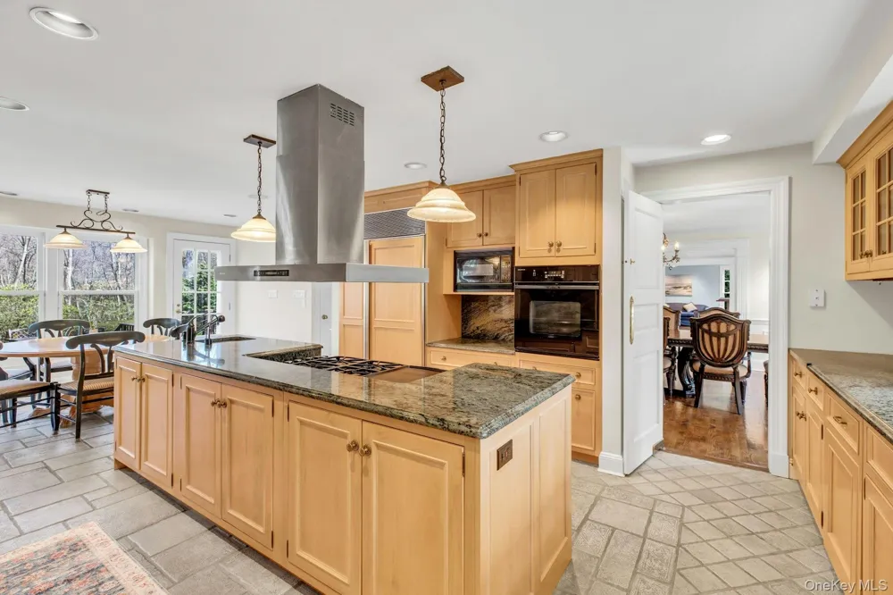 10 Redmond Lane Oyster Bay, NY 11771