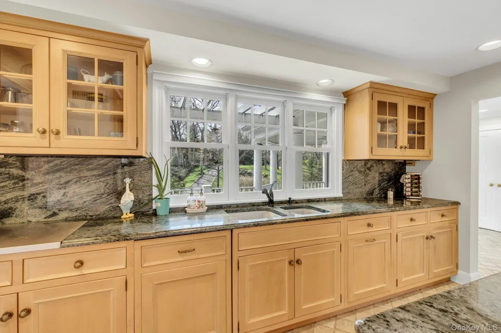 10 Redmond Lane Oyster Bay, NY 11771
