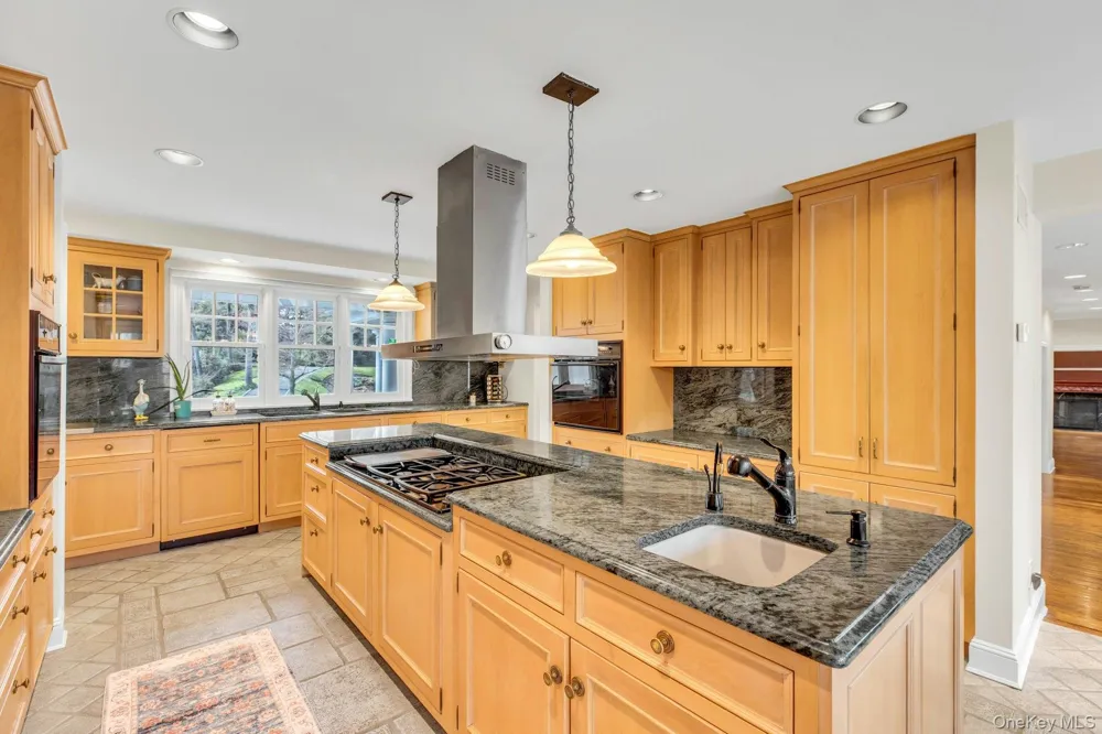 10 Redmond Lane Oyster Bay, NY 11771