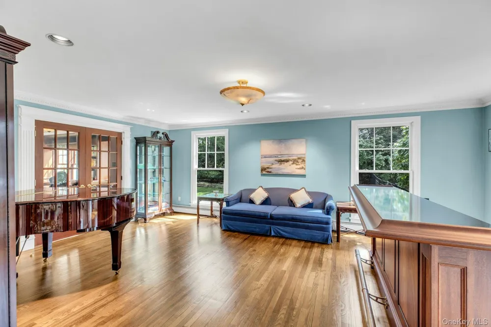 10 Redmond Lane Oyster Bay, NY 11771