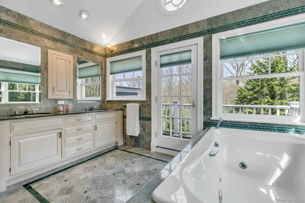 10 Redmond Lane Oyster Bay, NY 11771