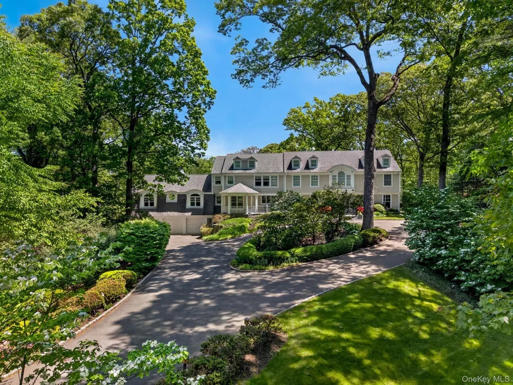 10 Redmond Lane Oyster Bay, NY 11771