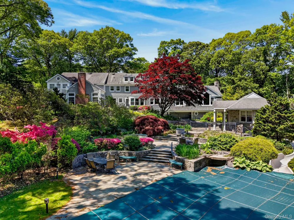 10 Redmond Lane Oyster Bay, NY 11771
