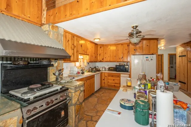 3655 North Seco Road Utopia, TX 78884