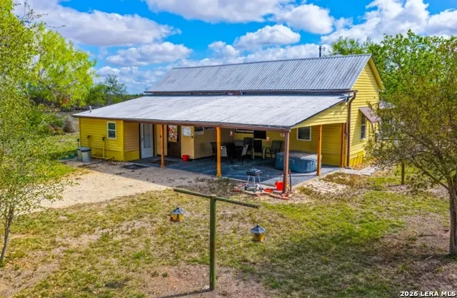 1444 County Road 210 Floresville, TX 78114
