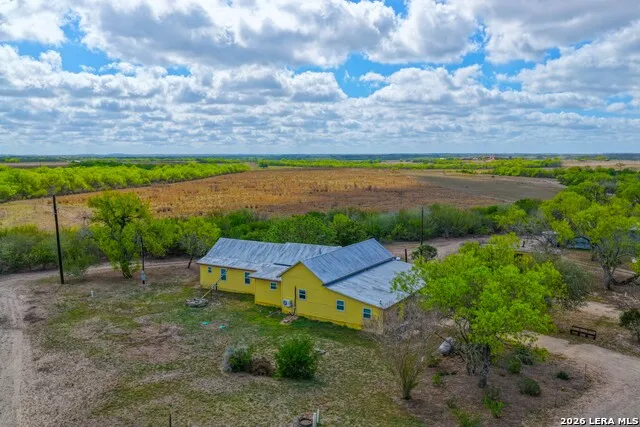 1444 County Road 210 Floresville, TX 78114