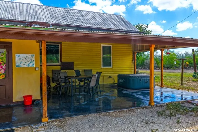 1444 County Road 210 Floresville, TX 78114
