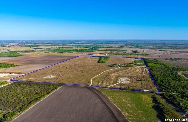 1444 County Road 210 Floresville, TX 78114