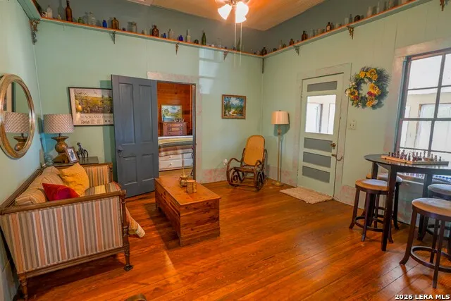 1444 County Road 210 Floresville, TX 78114