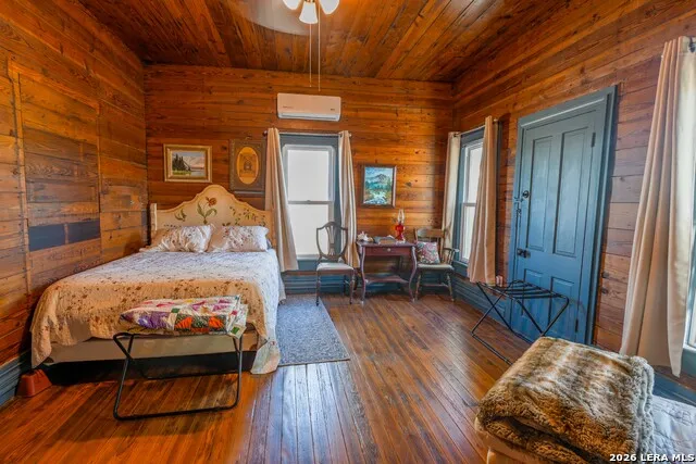 1444 County Road 210 Floresville, TX 78114