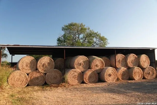 1444 County Road 210 Floresville, TX 78114