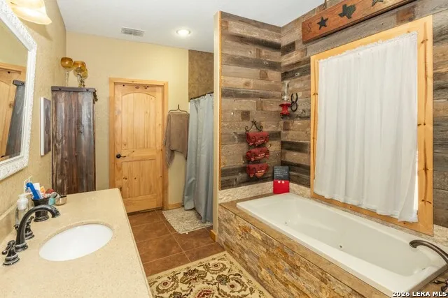 1079 County Road 357 Utopia, TX 78884