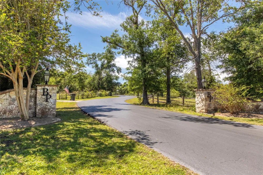 119 Heritage Trail Bellville, TX 77418