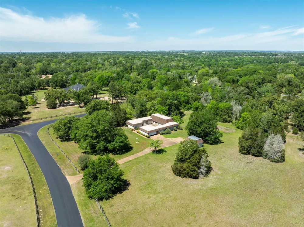 119 Heritage Trail Bellville, TX 77418