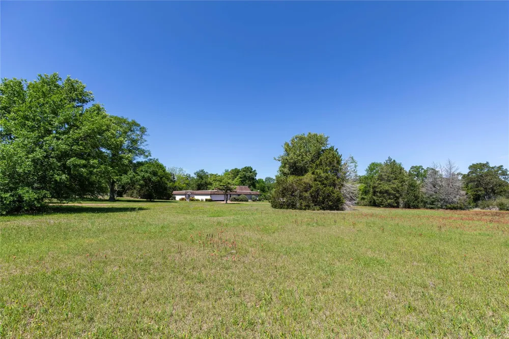 119 Heritage Trail Bellville, TX 77418
