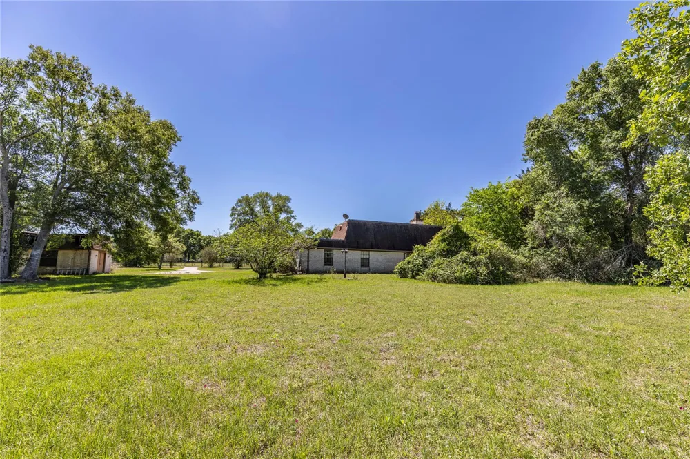 119 Heritage Trail Bellville, TX 77418