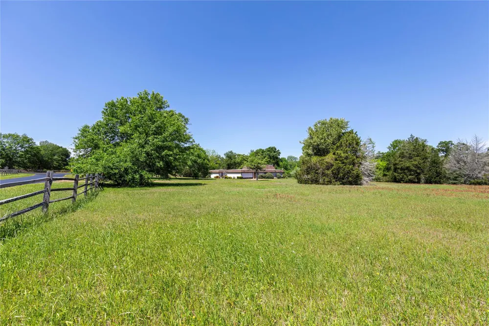 119 Heritage Trail Bellville, TX 77418