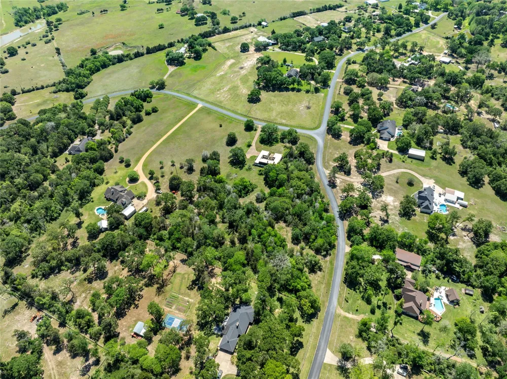 119 Heritage Trail Bellville, TX 77418