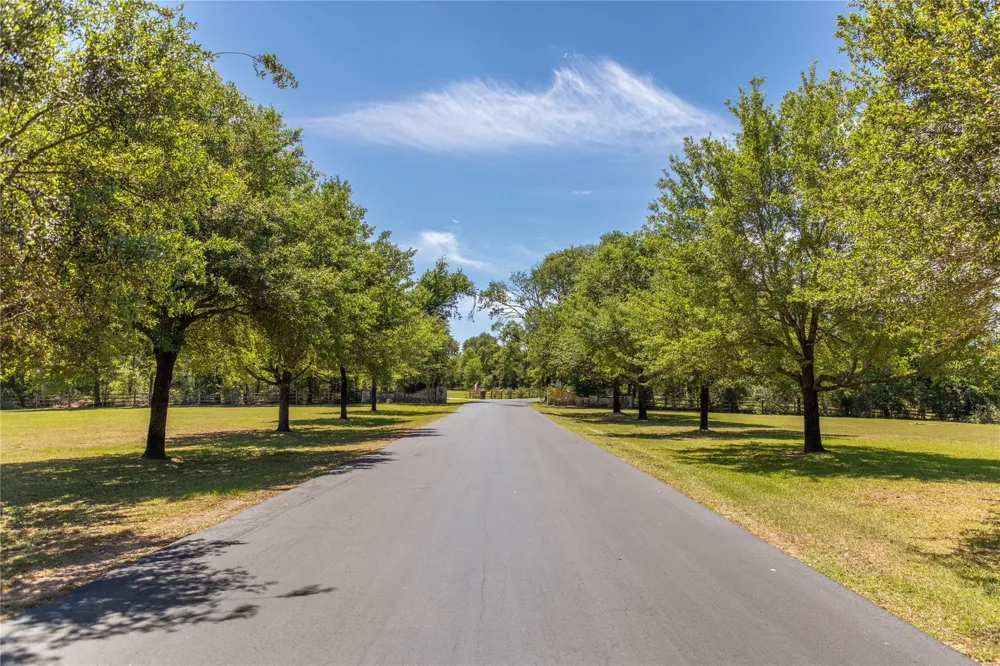 119 Heritage Trail Bellville, TX 77418