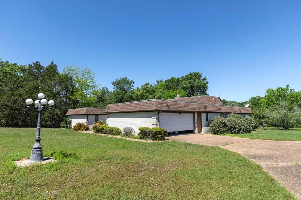 119 Heritage Trail Bellville, TX 77418