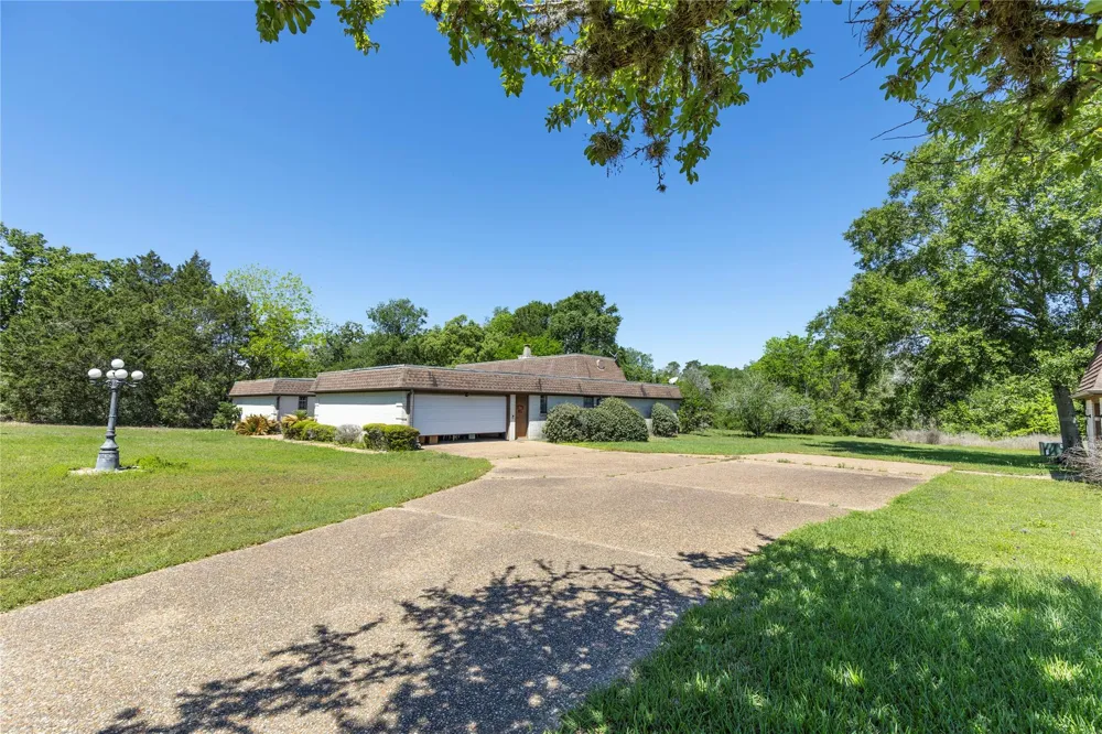 119 Heritage Trail Bellville, TX 77418
