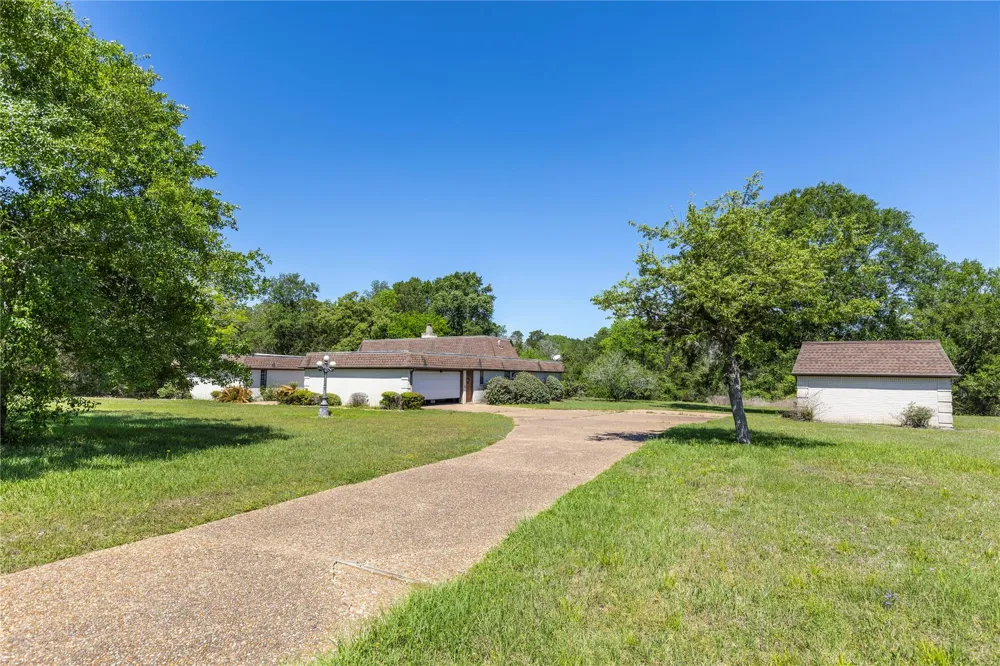 119 Heritage Trail Bellville, TX 77418