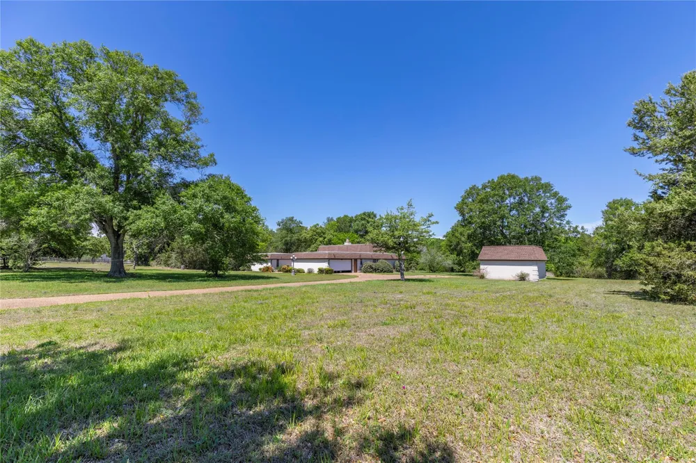 119 Heritage Trail Bellville, TX 77418