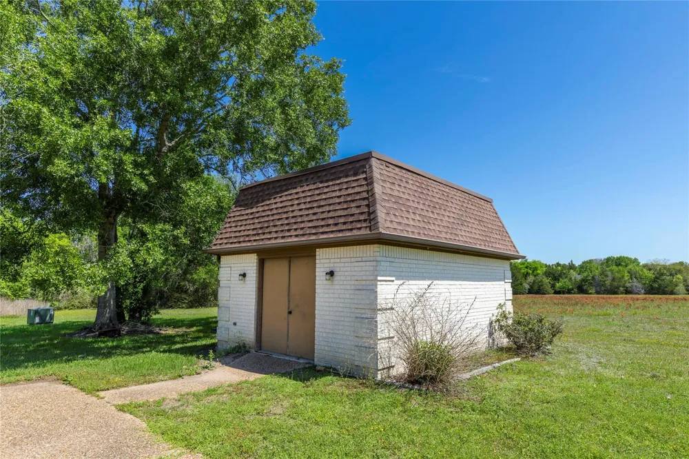 119 Heritage Trail Bellville, TX 77418