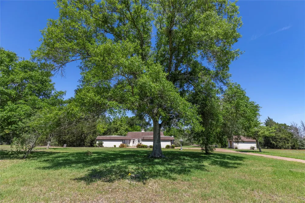 119 Heritage Trail Bellville, TX 77418