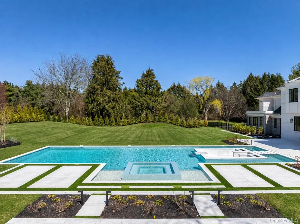 30 Evans Drive Brookville, NY 11545
