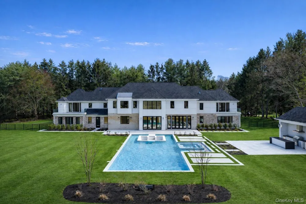 30 Evans Drive Brookville, NY 11545