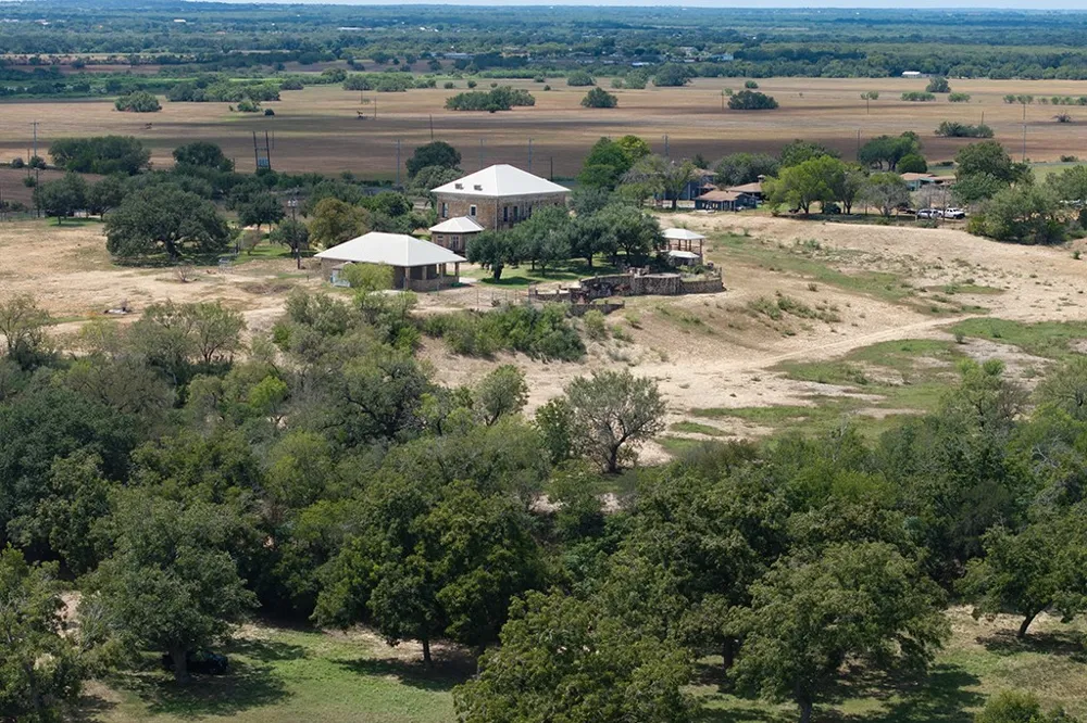 6887 Von Ormy Road Von Ormy, TX 78073