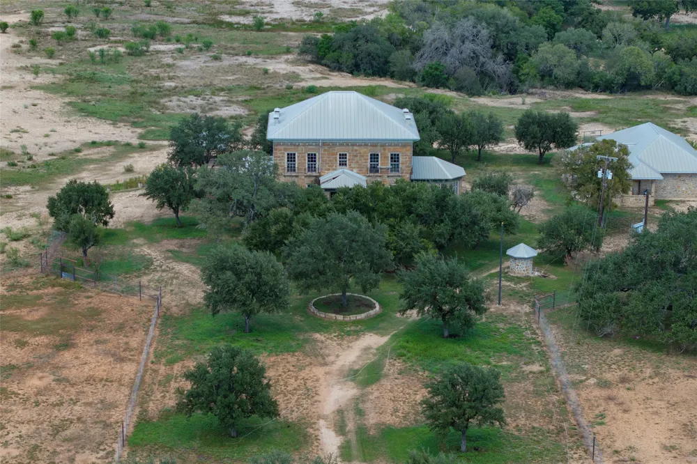 6887 Von Ormy Road Von Ormy, TX 78073