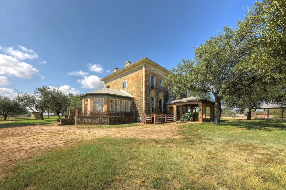 6887 Von Ormy Road Von Ormy, TX 78073