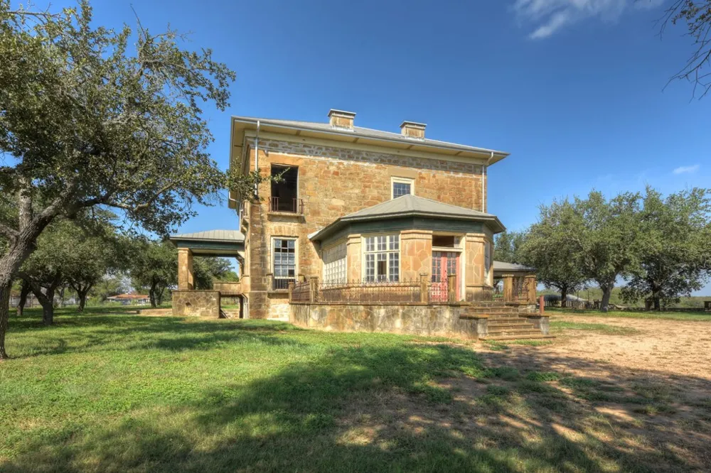 6887 Von Ormy Road Von Ormy, TX 78073