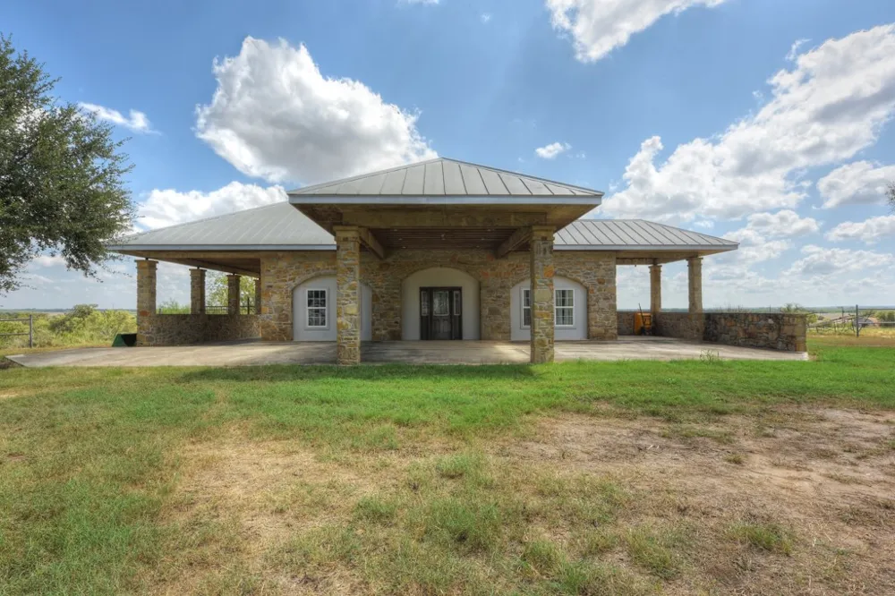 6887 Von Ormy Road Von Ormy, TX 78073
