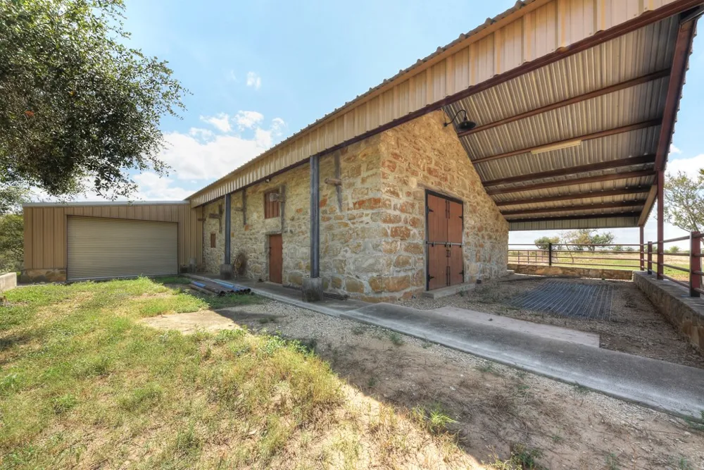 6887 Von Ormy Road Von Ormy, TX 78073