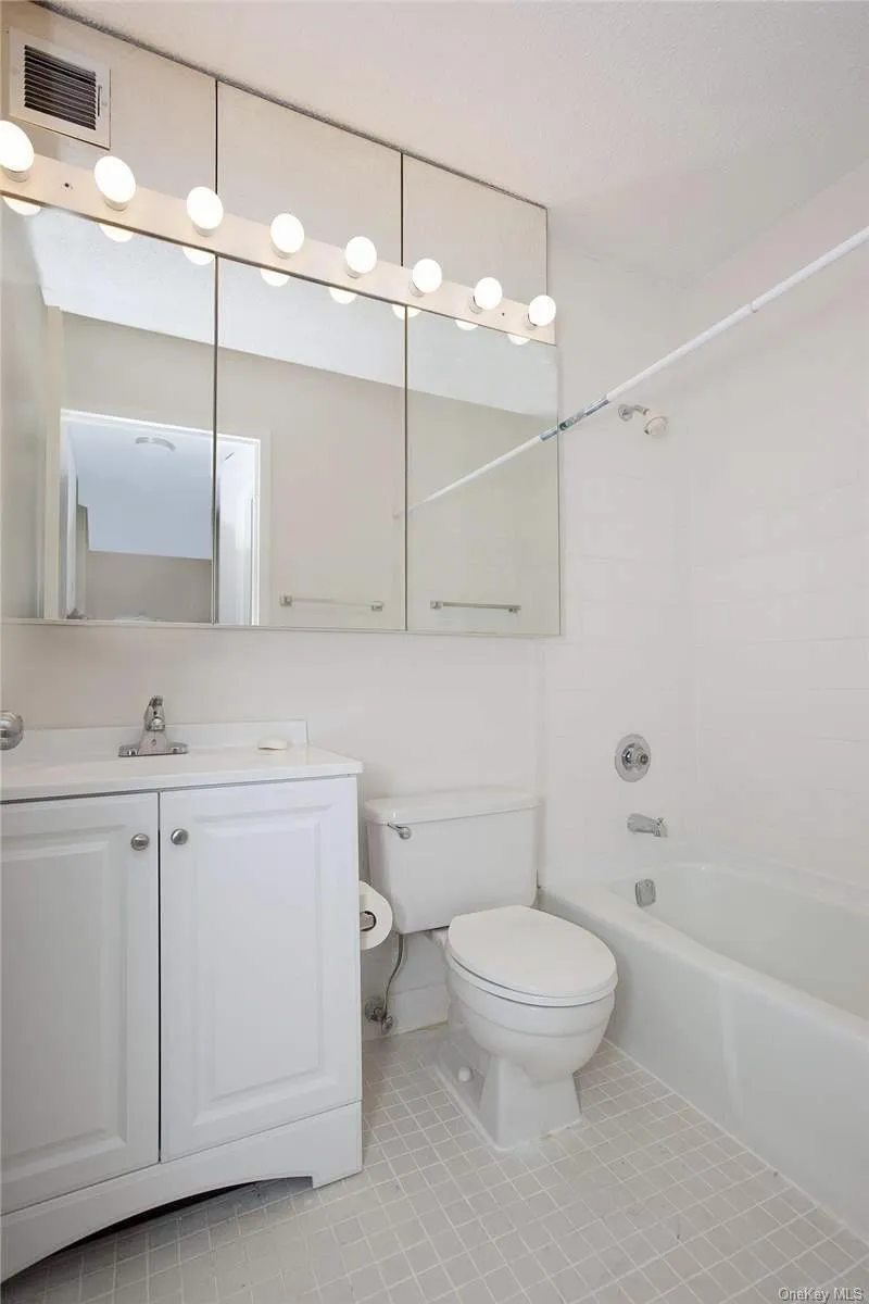 6254 97th Place #11L Rego Park, NY 11374