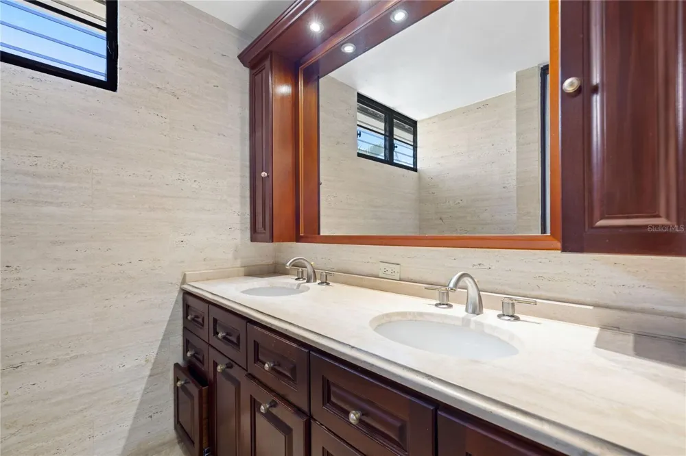 69 ROBLE Guaynabo, PR 00966