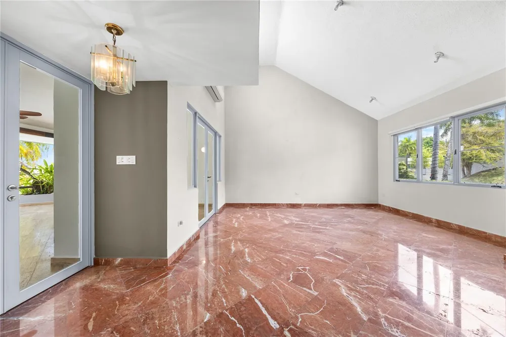 69 ROBLE Guaynabo, PR 00966