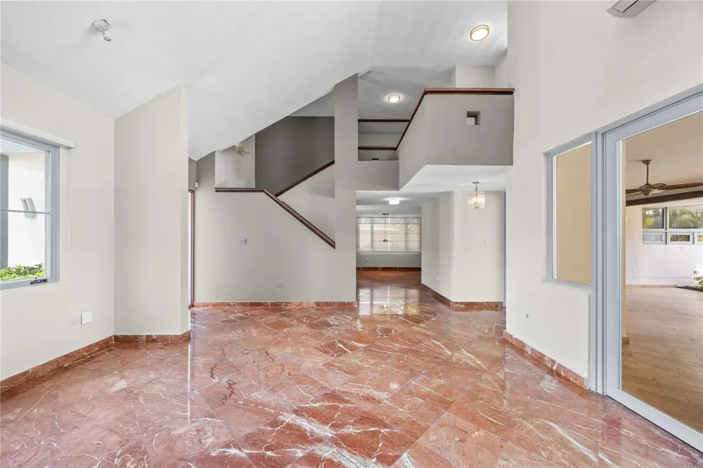 69 ROBLE Guaynabo, PR 00966