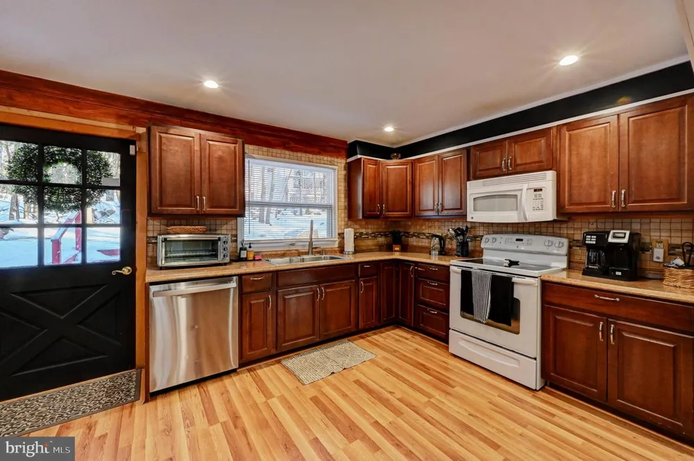 28 SKYE DRIVE Lake Harmony, PA 18624