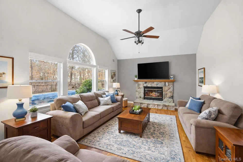 287 Dayton Avenue Manorville, NY 11949