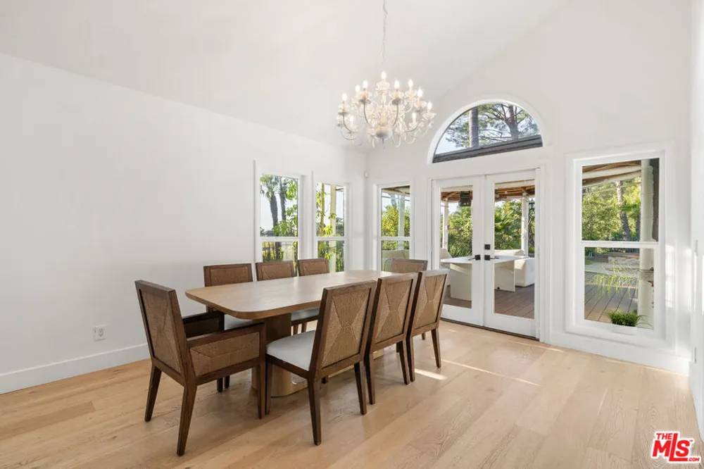 22137 Cairnloch Street Calabasas, CA 91302