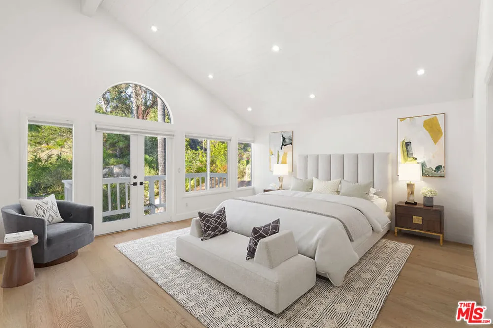 22137 Cairnloch Street Calabasas, CA 91302