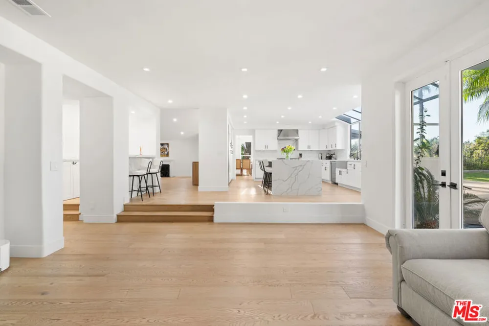 22137 Cairnloch Street Calabasas, CA 91302